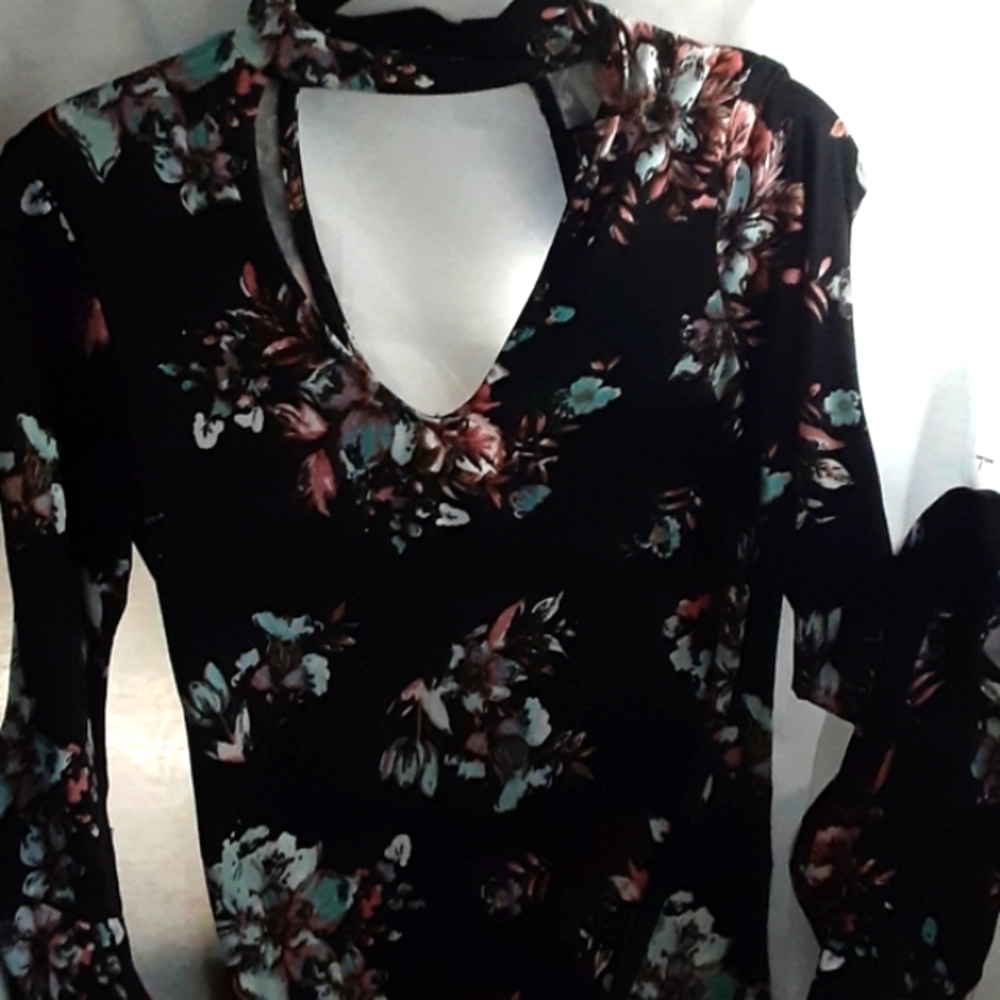 nice sexi flower Prints Blouse  Strechy Size Like S. measures in pics